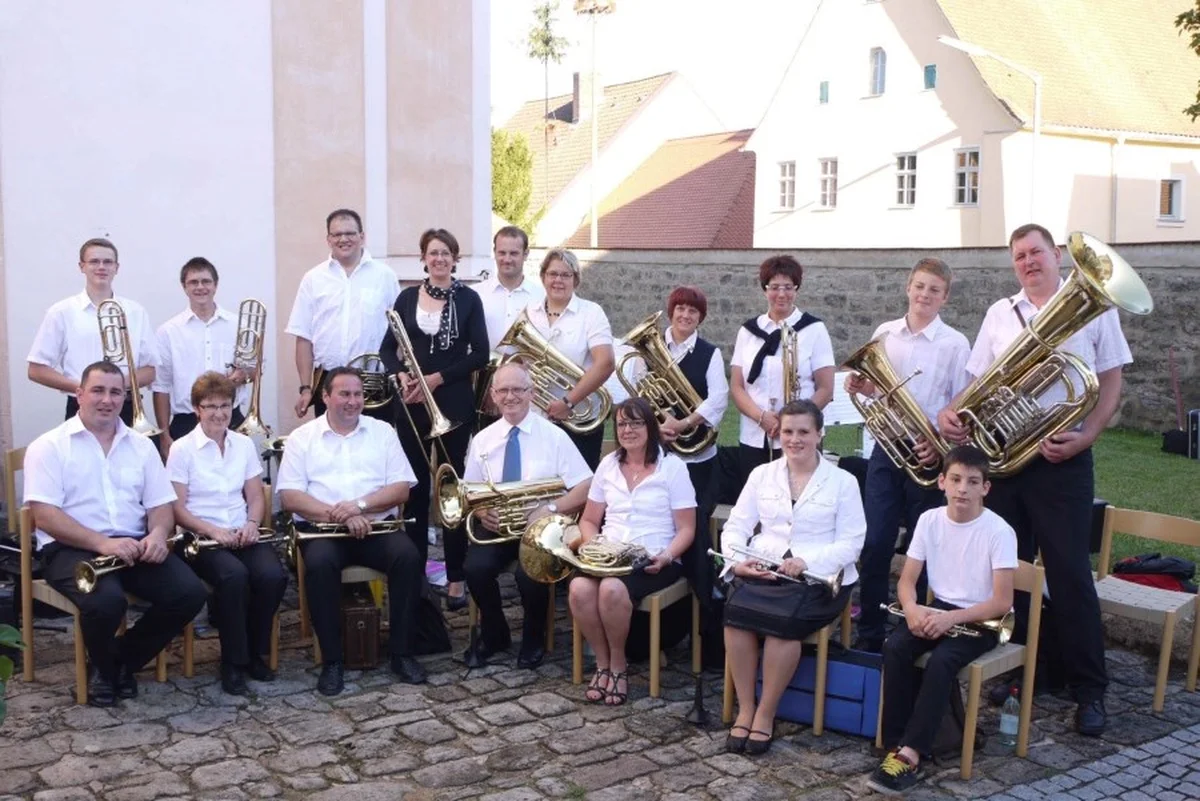 Heute spielen im Chor 18 Bläserinnen und Bläser, drei sind in der Ausbildung